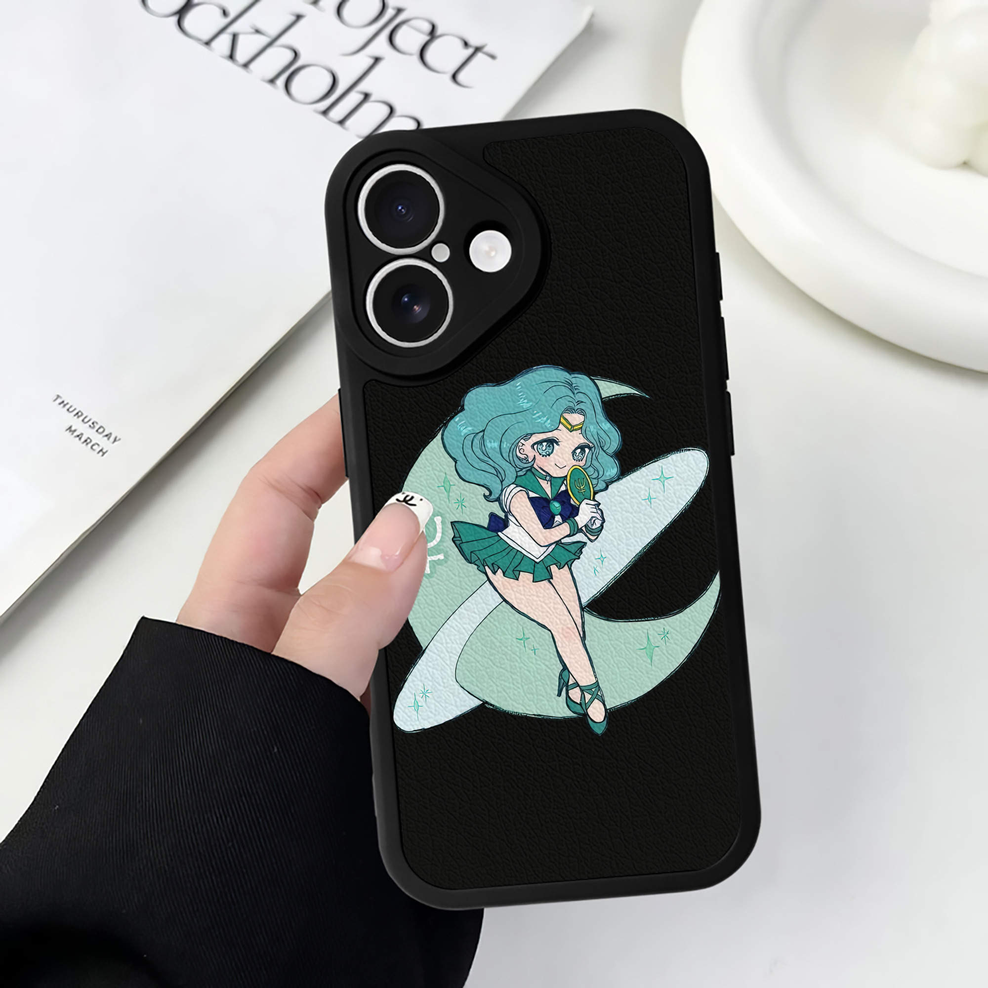 （画像用） 美少女戦士セーラームーン 海王 みちる（かいおう みちる） Sailor Moon Kaiou Michiru 【iPhone 16シリーズ対応】シリコンスマホケース（レザー調） 材質：シリコン